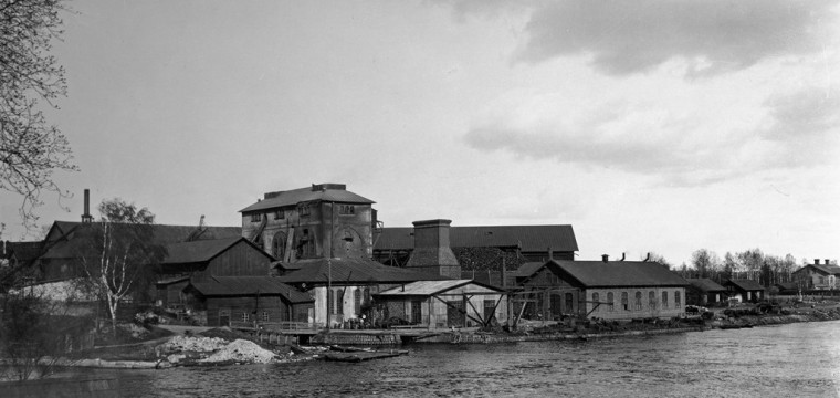 År 2015 är det 100 år sedan Västanfors hytta blåstes ned och ödelades