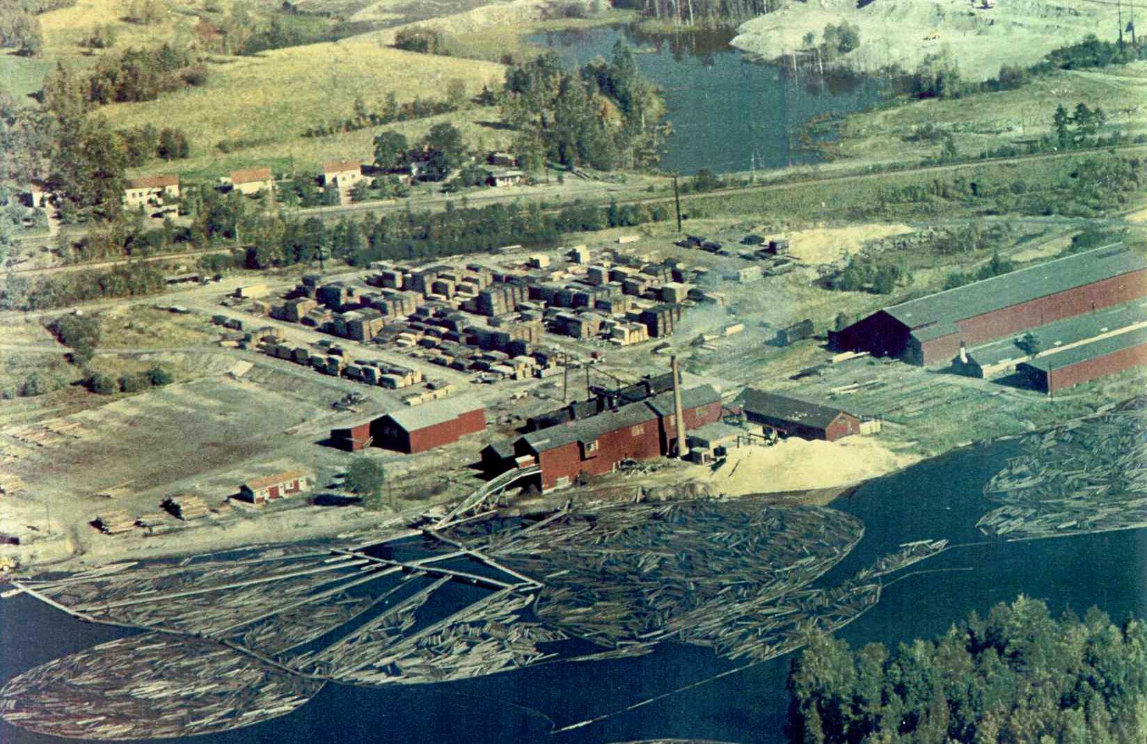 Flygbild från 1960-talet över Semla Såg och husen efter Semlavägen vid Lillån