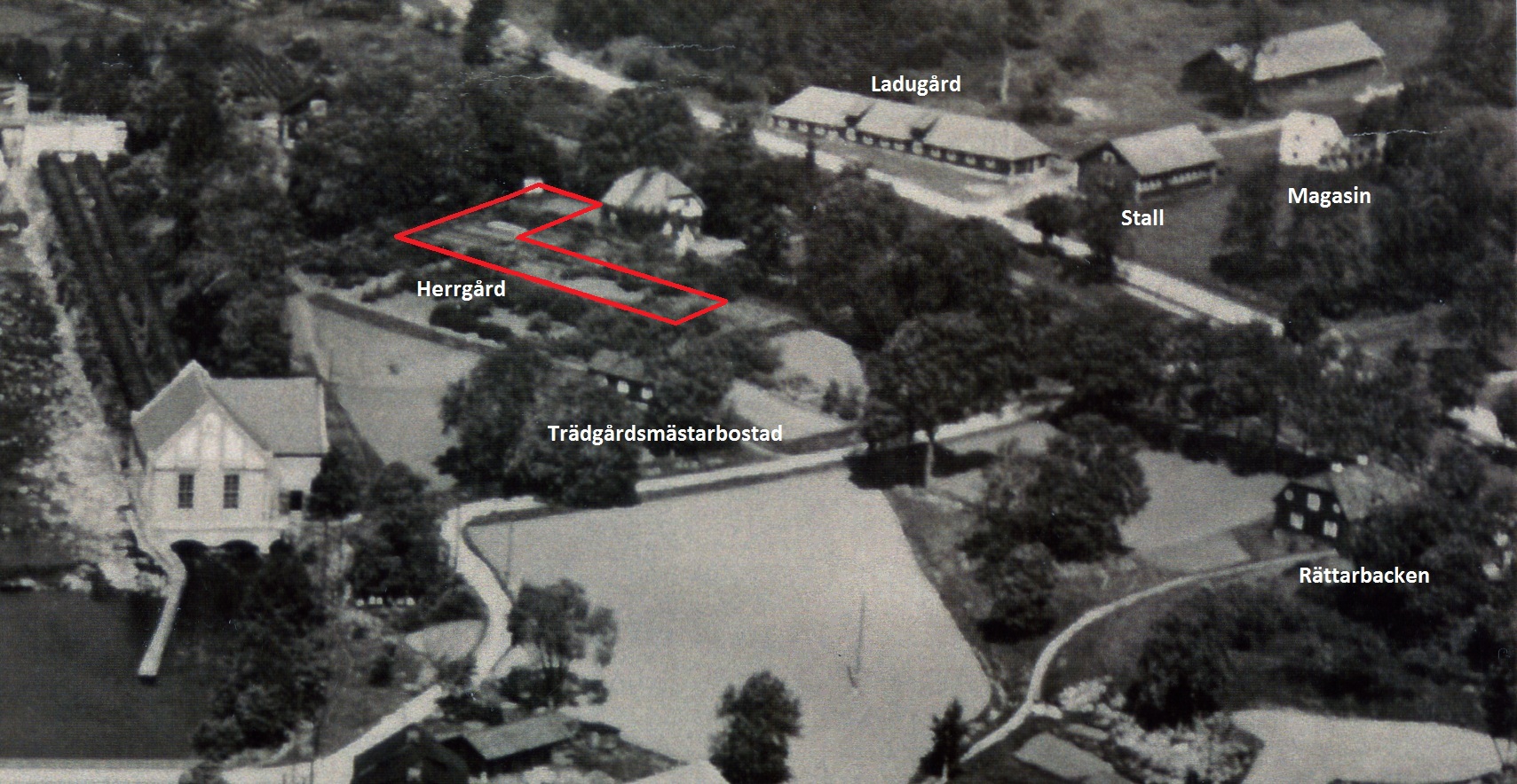 Flygfoto från ca 1930 med byggnader som hörde till herrgården utmärkta. Herrgårdens plats är rödmarkerad
