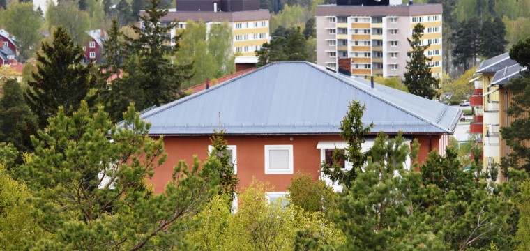 14. I förgrunden taket på ett av höghusen på Kolargränd, i bakgrunden kommunkontoren i Bäckenspark