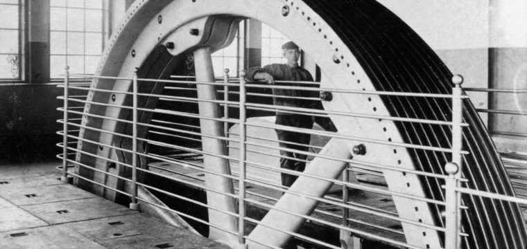 3-turbinhuset-i-uddnas-svanghjulet-som-overforde-den-mekaniska-kraften-till-linorna-ca-ar-1900