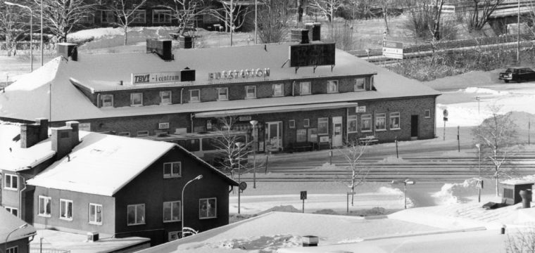 Busstation med reklamskylt på taket, 1991-01-17