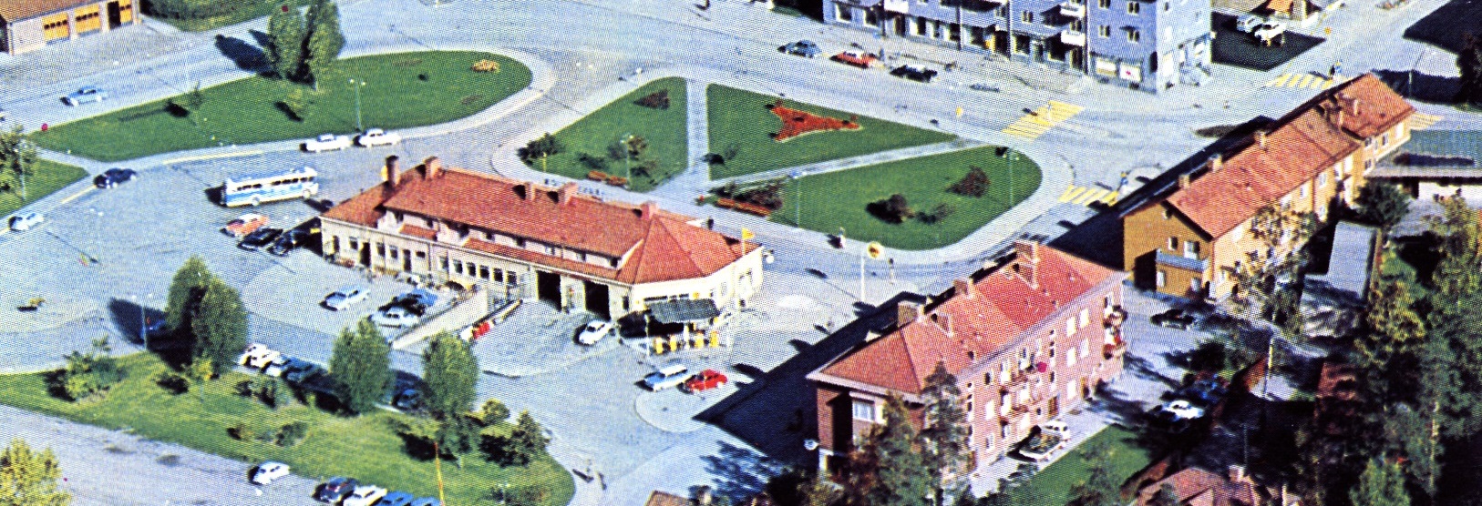 En Shellstation fanns i det sydvästra hörnet med en smörjhall och en tvätthall, ca 1962