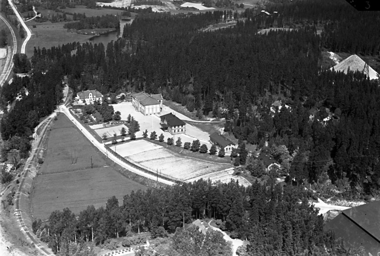 Flygbild från söder över Fagersta Skola och slaggberget i skogen till höger, (öster) och kolhuset i nedre högra hörnet. 1941