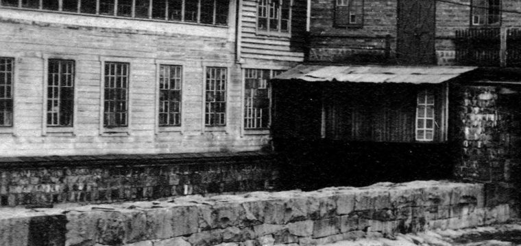 Gamla sågbladsverkstaden till vänster, ca år 1900