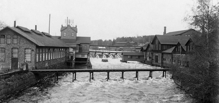 Sågbladsverkstaden t.v. och Gamla valsverket t.h. ca år 1920