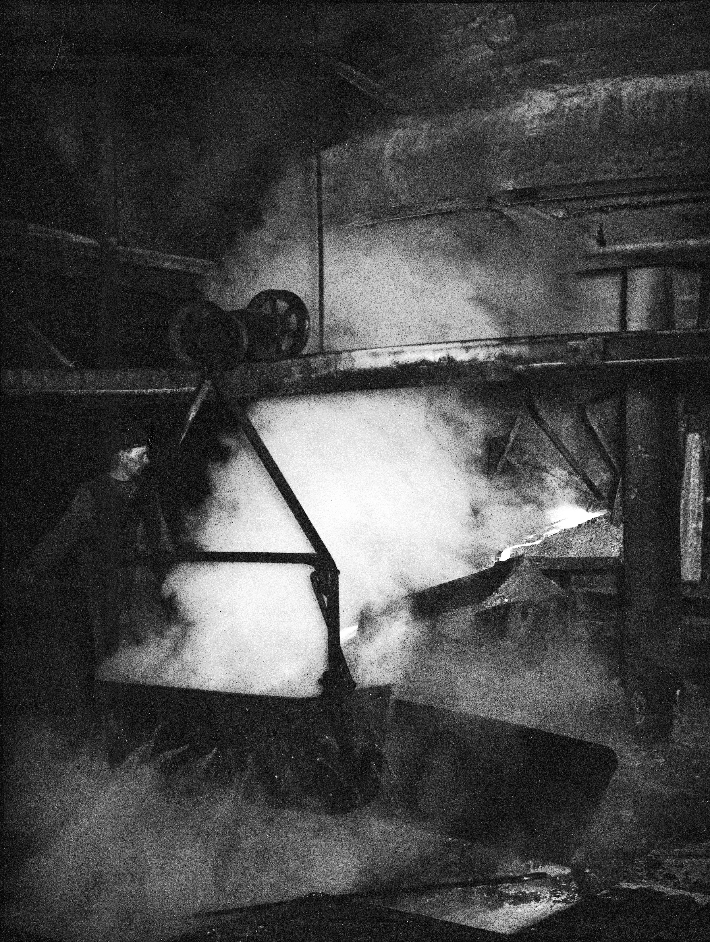 Slaggtömning ur masugn och vattenkylning av slaggen för transport i linbanebehållare till slaggtippen, 1928