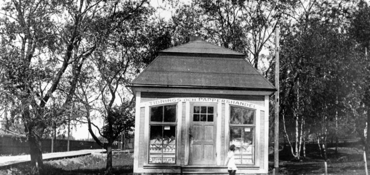 1, Söderqvists kiosk vid Brukshandeln, ca 1920. T.v. Semlavägen och i bakgrunden t.v. sinterverket, krympt