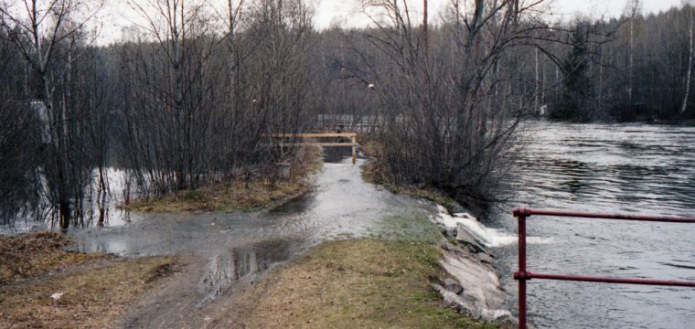 13 maj -77, vattnet i kanalen svämmar över vägen till Semla båtklubb