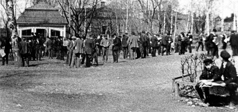 2, Vid kiosken sista strejkdagen 2 maj 1917, krympt