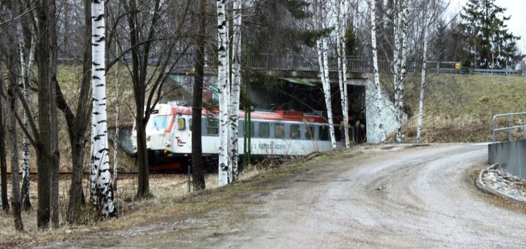 2017-04-25, Tåg i Bergslagen passerar nuvarande bron bakom Anderssons Måleri