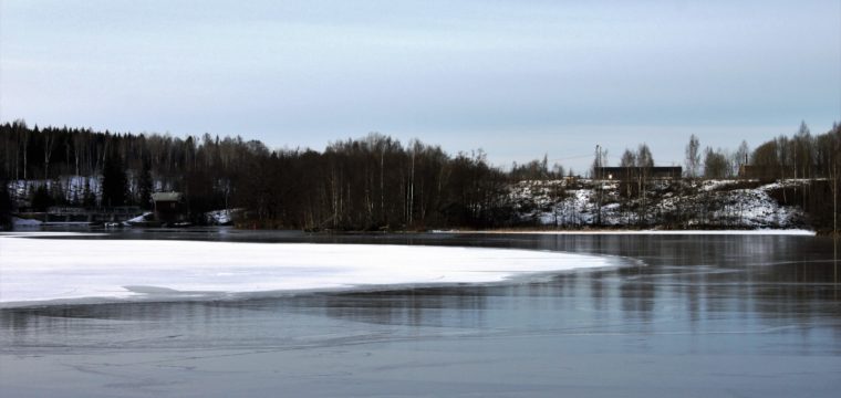 34, Uddnäs feb 2017, mellan nya kraftverksdammen t.v. och den överfyllda gamla kraftverkskanalen t.h.