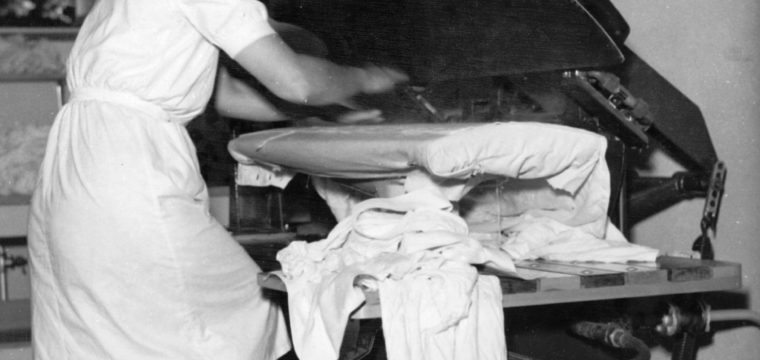 Fagersta Bruks tvättinrättning, kvinna som pressar tvätt
