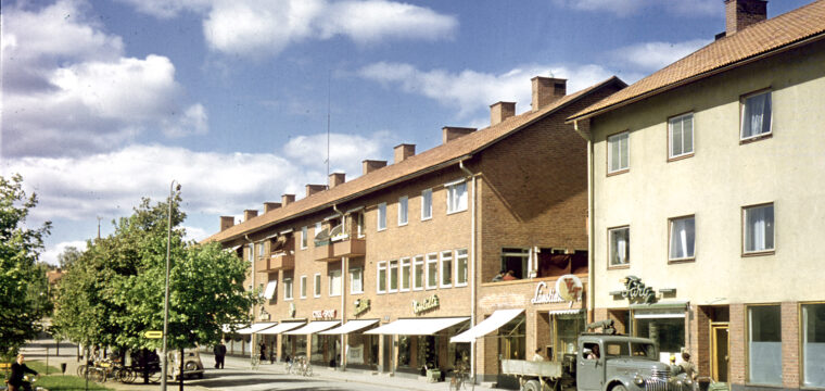 2, Västmannavägen med Bergmanshuset och den gula länga där systembolaget var inrymt.