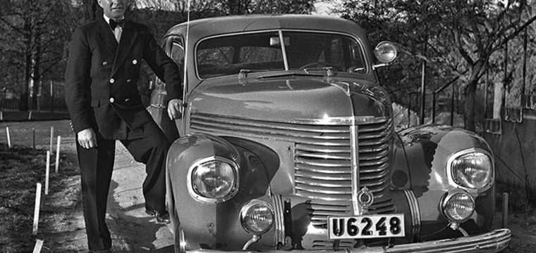 Opel Kapitän årsmodell 1938-40. Chaufför Valter Norgren 27 maj 1946. Foto Herbert Andersson
