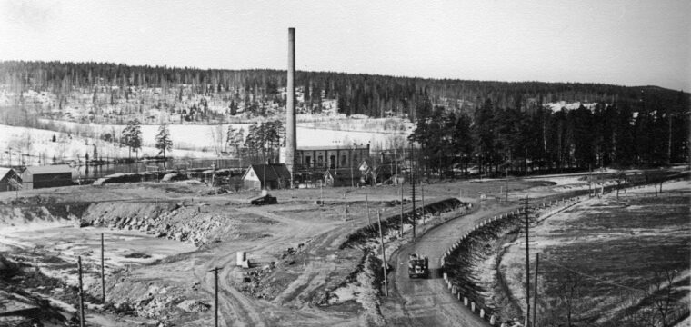 Ångreserven där ångledningen till verkstäderna syns. Foto Fagersta Bruksarkiv 1940-talet