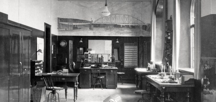 Västanfors Central. Kontorsmiljö med telegrafiutrustning, foto från början på 1900-talet