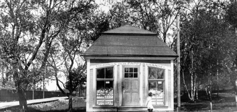 02, Söderqvists kiosk vid Brukshandeln, ca 1920. T.v. Semlavägen