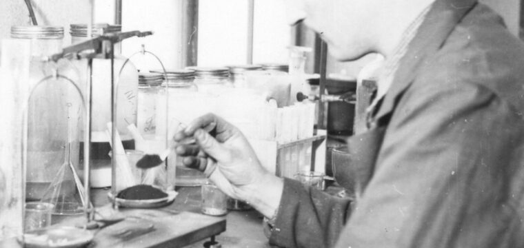 Einar Olsson väger upp ett prov av pulver på 30-talet