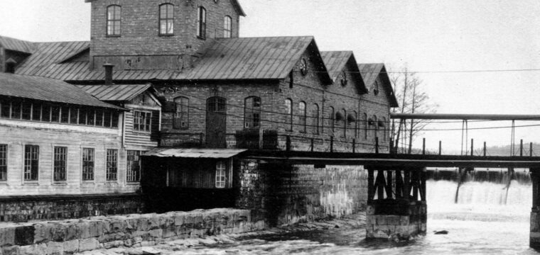 Turbinhuset på Holmen med gamla sågbladsverkstaden till vänster, foto år 1900