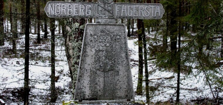 Vägskylt efter Gamla Norbergsvägen, ca 200 meter norrut från avrättningsplatsen