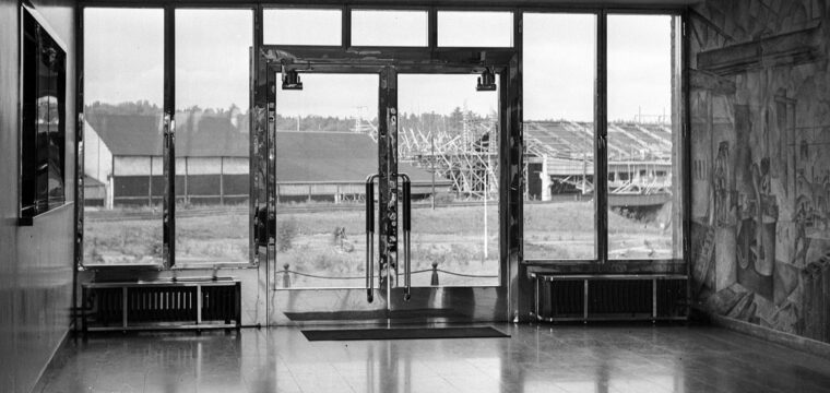 Rostfritt stål i huvudkontorets entré. Bild från 1943