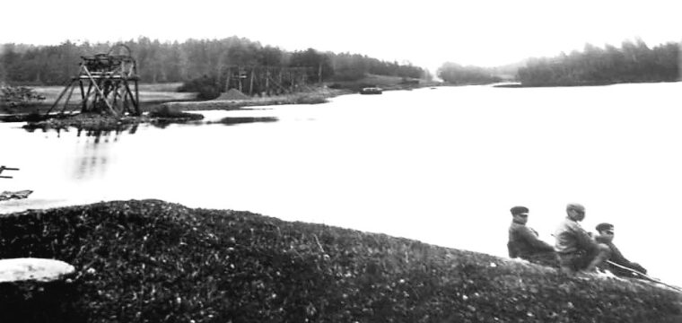 Bild från sjön Flogen i Semla. Till vänster syns linbanestationen och kaj för järnmalmslastning på pråmar. I bakgrunden i bildens mitt syns en malmlastad pråm, fo