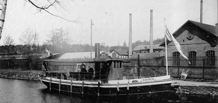 Kuriren utanför turbinhuset på Holmen, foto 1890