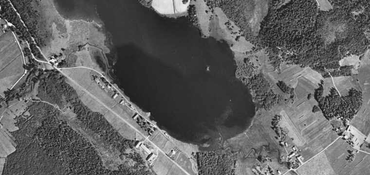 Flygbild över Wik från 1960, där ett flertal av husen ännu är kvar. Bild från Min Karta Lantmäteriet