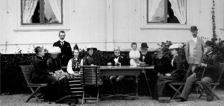 Christian Aspelin i mitten vid bordet, bild från ca år 1900