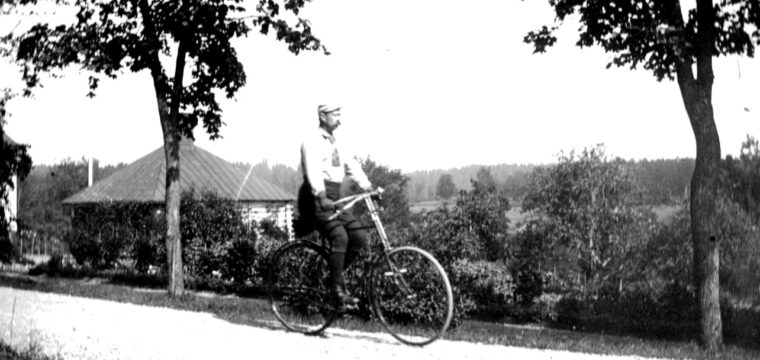 En velocipedryttare efter Herrgårdsvägen, bild från ca år 1900