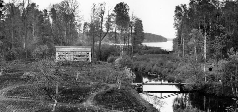 Orangeriet i Herrgårdsparken vid åns utlopp i sjön Flogen