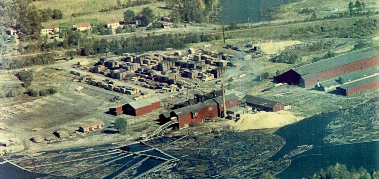 Flygbild från 1960-talet över Semla Såg och husen efter Semlavägen vid Lillån