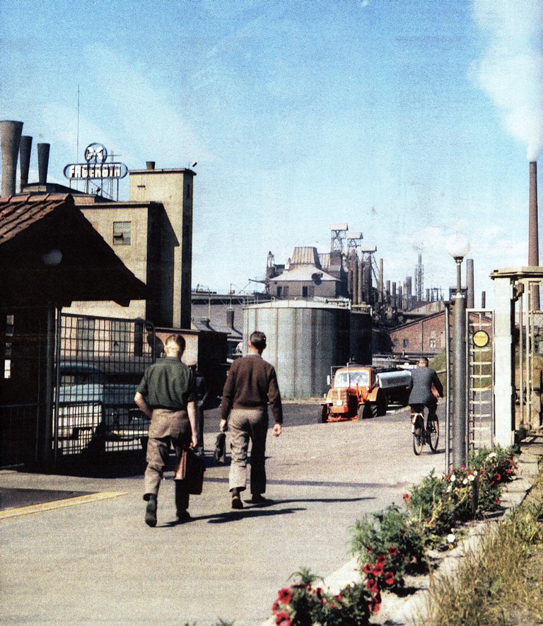 Östra porten med ett synligt hörn av fordonsvågen till vänster, hyttan syns i bakgrunden. bild från 60-talet 