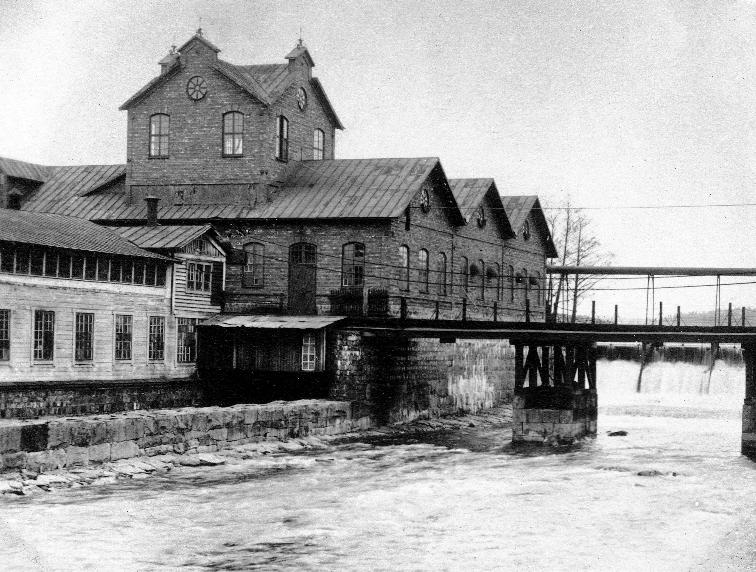 Turbinhuset på Holmen med gamla sågbladsverkstaden till vänster, ca år 1900