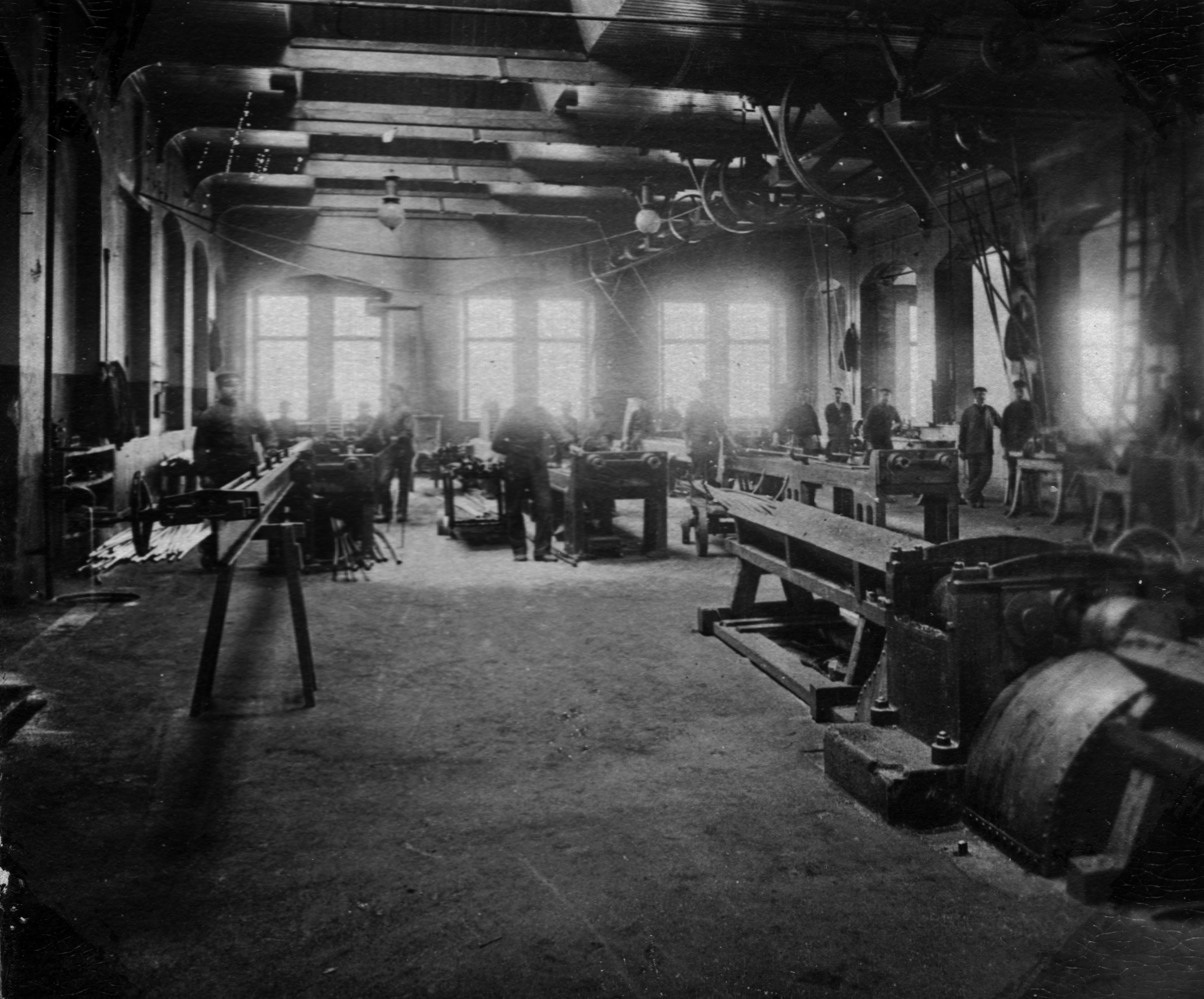 Mekaniska verkstaden med drivaxel i taket och remdrivna maskiner, ca år 1910