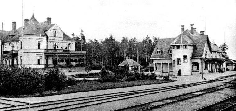 Fagersta Station till höger och Fagersta Brukshotell till vänster år ca 1905