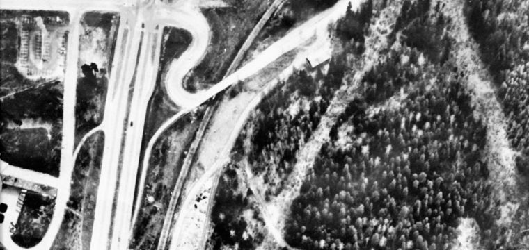 Idiotkurvorna, dvs den S-formade väganslutningen till skandalbron. Flygfoto från 1960