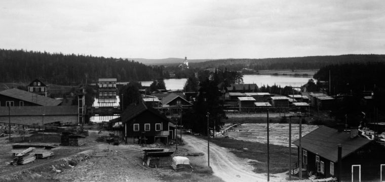14, Uddnäs, i mitten sågverk där bakom två arbetarbostäder. Turbinhus. I högra hörnet transformator huset, 1920