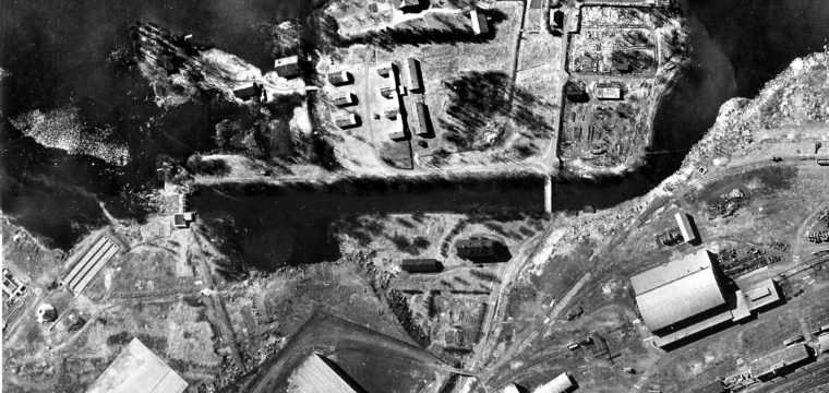 30, Flygfoto över Uddnäs och vägen dit från BP macken vid Brinellvägen, foto från 1959