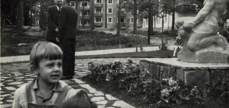 3. 1950-09-09. Avtäckning av smed-statyn i Kolarbyn, fr v disp Hjalmar Åselius och kommunalborgmästare Olle Enhörning