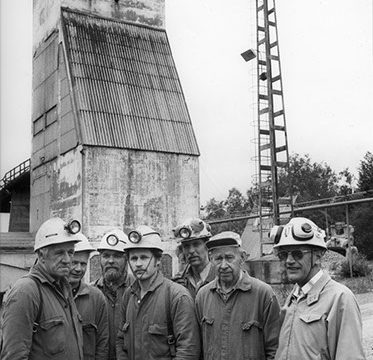 Sista arbetslaget vid järnmalmsbrytningens nedläggande, främre raden från vänster Karl Backström, Tapio Ihanus, Oscar Käll och Erik Bergqvist