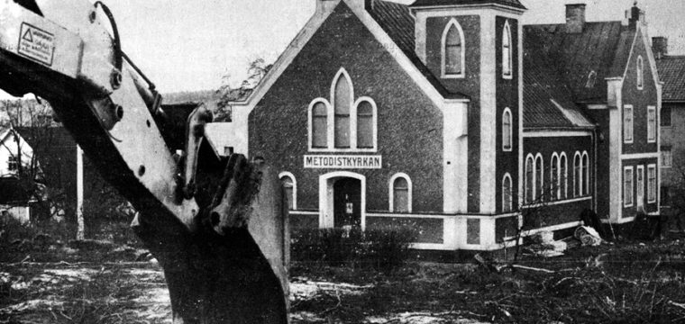 Grävskoporna stod avvaktande utanför när metodisterna höll sin sista gudstjänst i sin gamla kyrka.