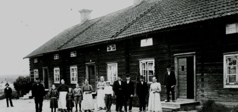 Nybygget sett från Alfavägen, t.v. skymtar Krattviken 1908