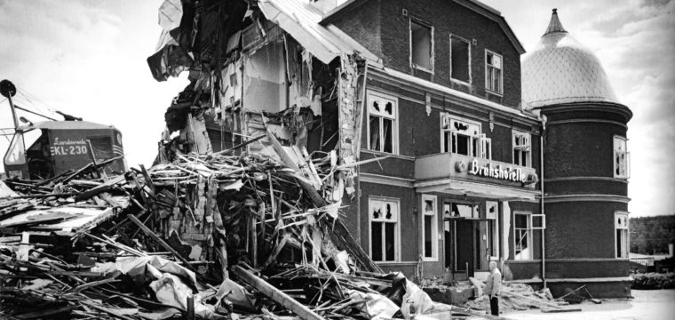 Brukshotellet rivs i juni 1976, fd Källarmäster Henry Helqvist ser sorgset på framför entrén