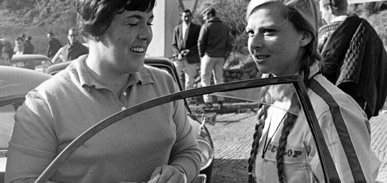 Start Tulpanrallyt 1967, Damerna är Pat Carlsson förare och Elisabeth Nyström kartläsare bilen är Saab V4