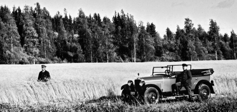 1926, Fagersta Bruks Jägmäst. Gustav Tamm inspekterar, chaufför är Nilsson, Bilen är brukets första bil en Essex 6 Tourer, årsmodell 1926