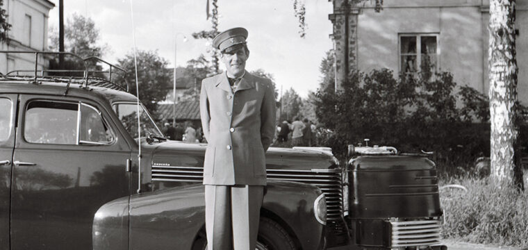 Opel Kapitän årsmodell 1938-40. Chaufför Ingvar Eriksson Nilsson 23 juni 1945. Foto Herbert Andersson