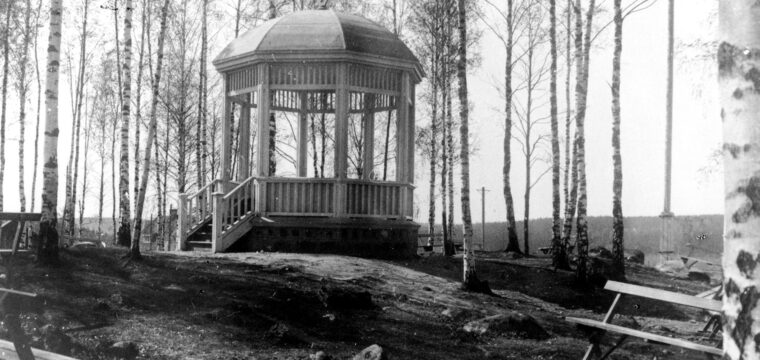 Gamla paviljongen med slaggstensgrund och trappa ned på gräset, foto 1917.