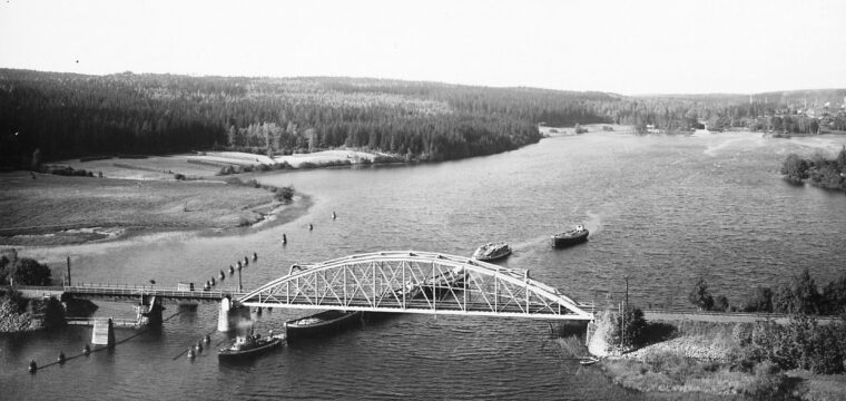 Bron över Kolbäcksån och Strömsholms kanal med ett fast spann på 60 meters längd och en svängbro med två öppningar på 13 meter